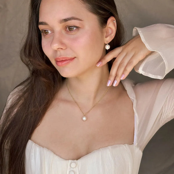 Minimal Pearl Pendant Necklace