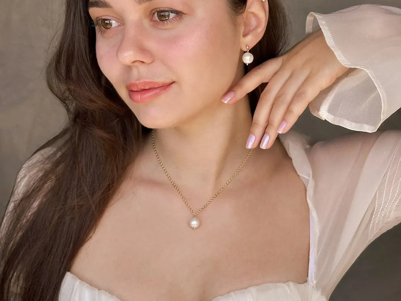 Minimal Pearl Pendant Necklace