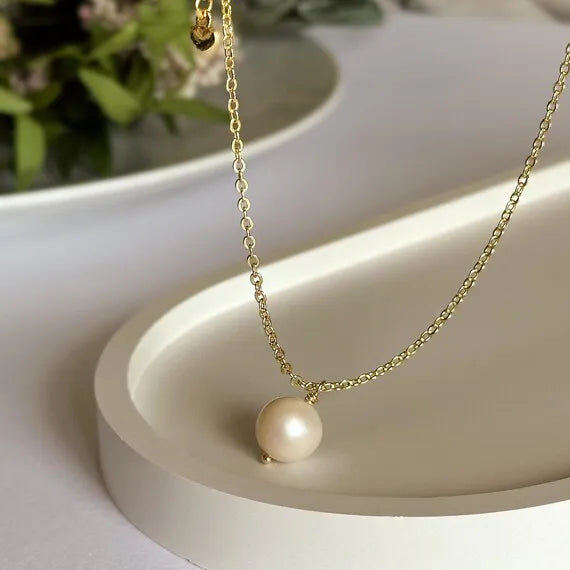 Minimal Pearl Pendant Necklace 2